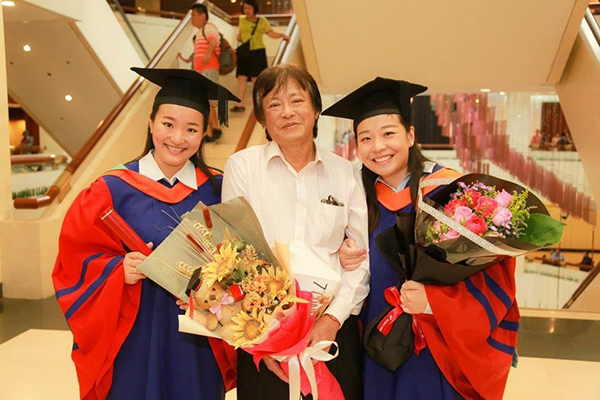 林佾葹（左）和林钰茴（右）硕士毕业时，林振威笑得非常灿烂，也是两名女儿看到爸爸笑得最久的一次。