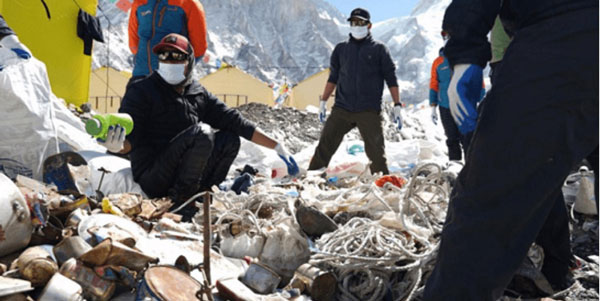 登山客在雪山留下庞大垃圾。