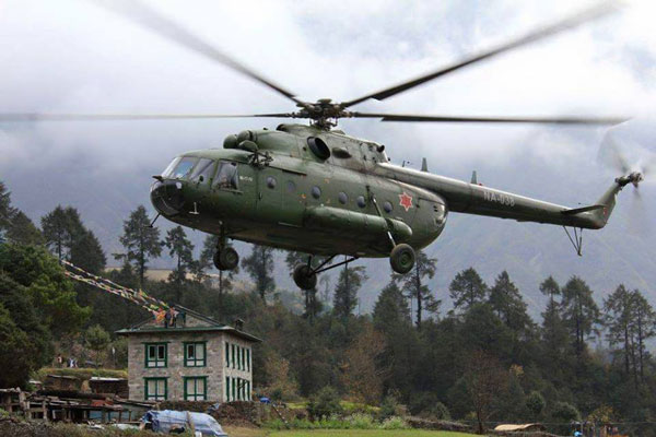 尼泊尔军用直升机飞行了27趟才把所有垃圾带下山。