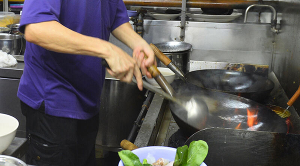 纪火平表示咸鱼炒饭和三峇炒饭都是应顾客要求的餐点。