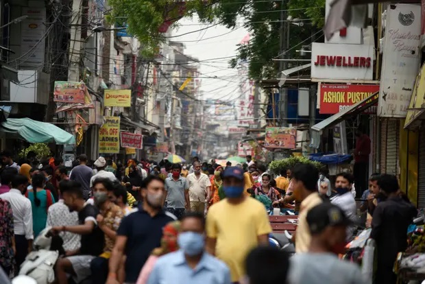 6月13日，印度古尔格拉姆邮局附近市场上人潮多。