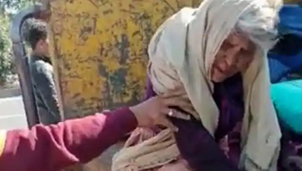 一段视频截图，显示印多尔城一名无家可归的老人被人粗鲁对待。