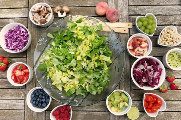 想要吃得健康，最好选择当季蔬果以及餐餐有蛋白质，而蔬菜的颜色最好越丰富越好。
