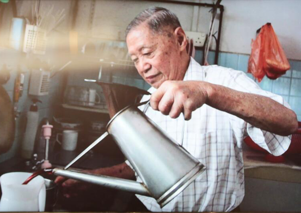 食堂叔王业宁，最拿手冲泡传统海南咖啡。