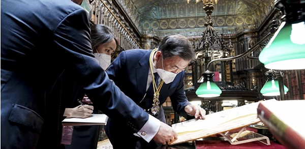 韩国总统文在（右）寅16日参观马德里参议院图书馆时，仔细观看《朝鲜王朝全图》。