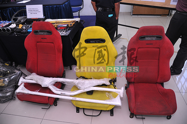 警方在行动中起获大批交通工具零件和3部价值不菲的塞车座椅。
