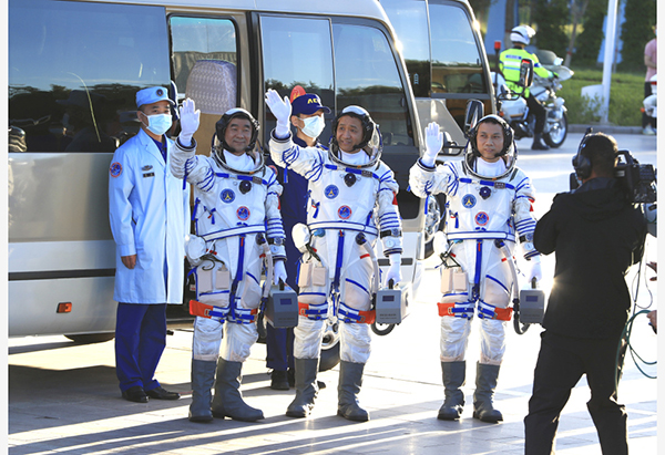 神舟十二号航天员出征仪式在酒泉卫星发射中心举行。宇航员聂海胜（中）、刘伯明（左）和汤洪波在出征仪式上挥手。（新华社）