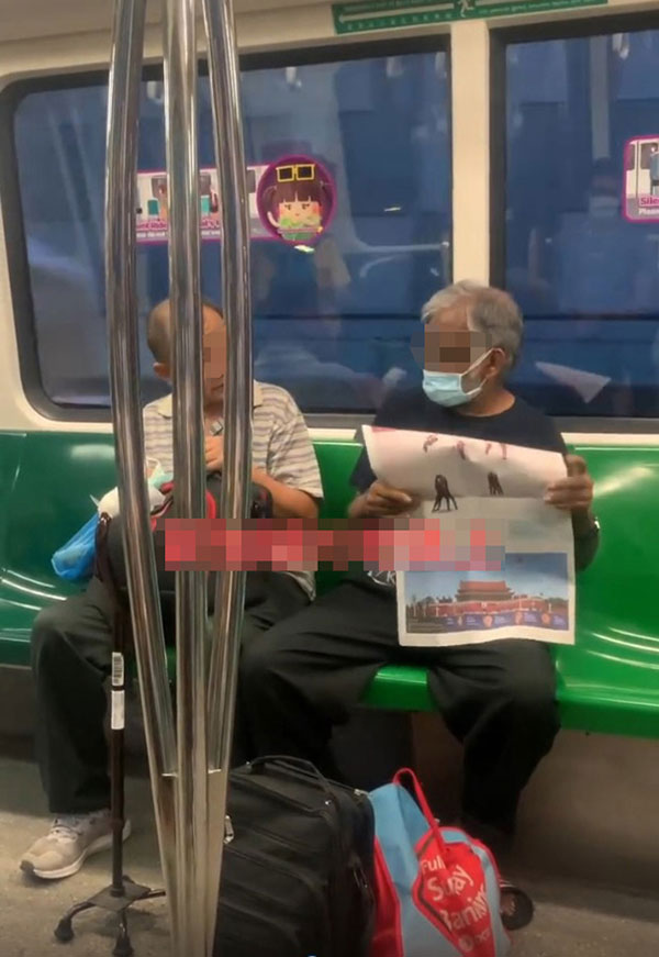 灰衣大叔和蓝衣大叔不知何故在地铁列车里起争执。（互联网）