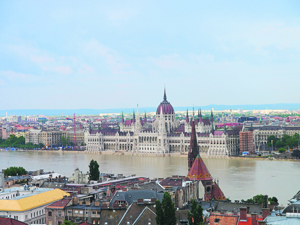 站在渔人堡上俯瞰整个布达佩斯的瑰丽风光， 你会发现这座城市完美地融合了现代都市和中世纪古城。