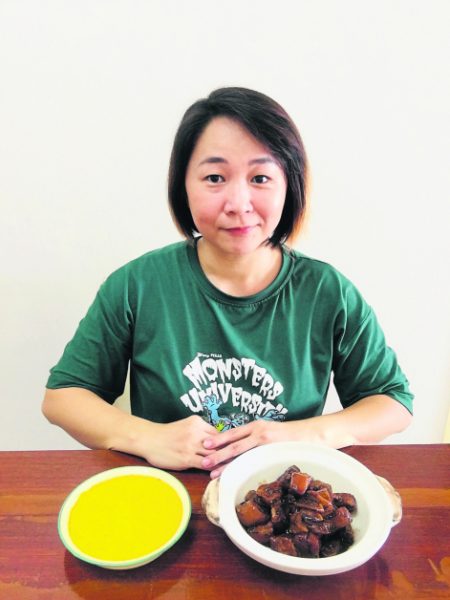 张丽婷 擅长各国料理。她的私房菜没有指定餐单，最具特色的菜肴是沙巴土著传统食物以及Fusion料理。
