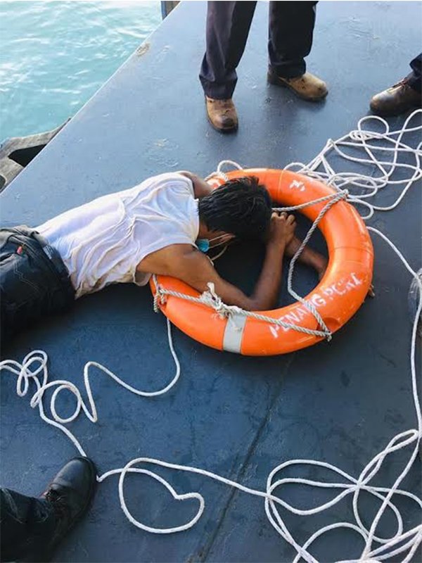 槟州港口有限公司的员工抛下救生圈，将男子救上来。（图取自Penangkini面子书）