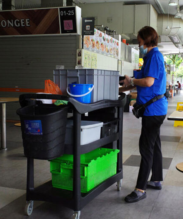 有公众说,大使相信除了要呼吁公众归还碗碟,也要尽到维持安全距离的责任,或因此薪资更高。(档案照)