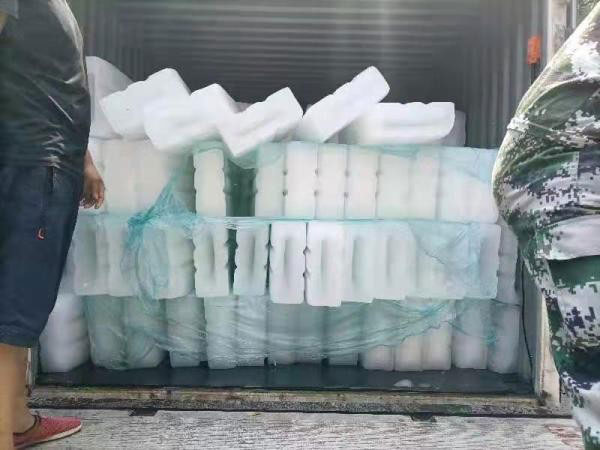 校方购买了50吨冰块免费派发。