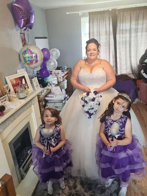艾莉森在举行婚礼前和2名女儿合照。