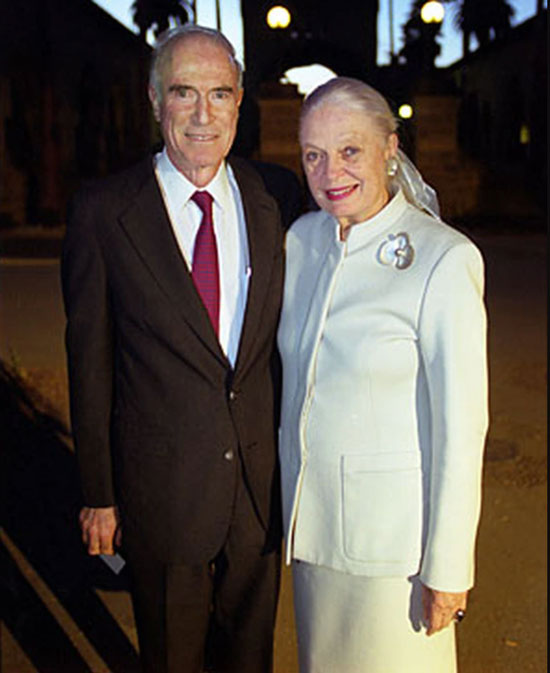 史提夫宾的父亲彼得宾（左）是公共卫生博士，与曾担任护士的妻子海伦都是知名的慈善家。