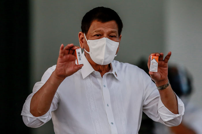 菲律宾总统迪泰特展示中国科兴疫苗。（新华社）