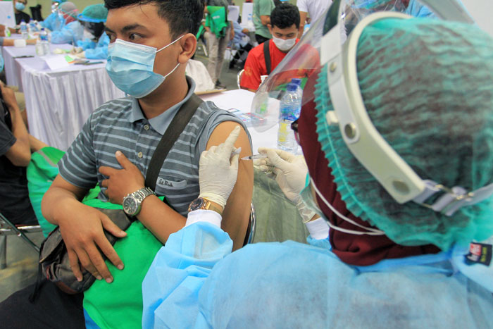印尼男子正在接种疫苗。（新华社）