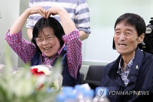 金女在仁川警察厅失踪人口支援中心，与留在韩国的76岁大哥见面，场面欢喜温馨。（韩联社）