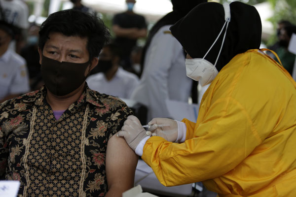 印尼民众周三在班达亚齐接种科兴疫苗。（欧新社）