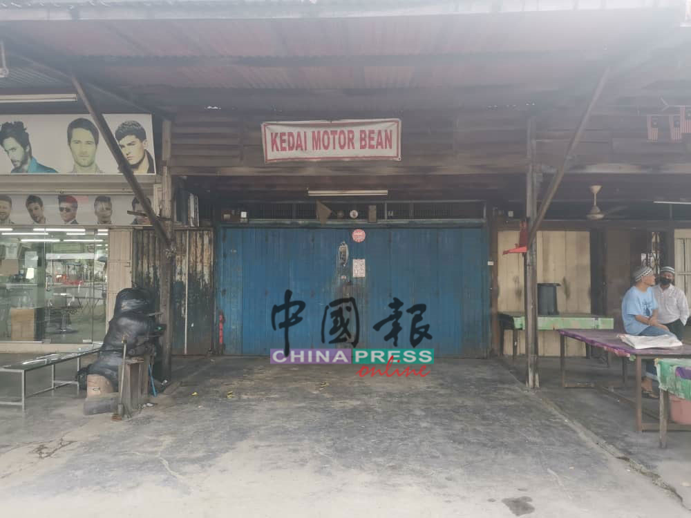 摩哆維修店的60歲華裔業者，周四（8日）晚被發現在店內上吊自盡。