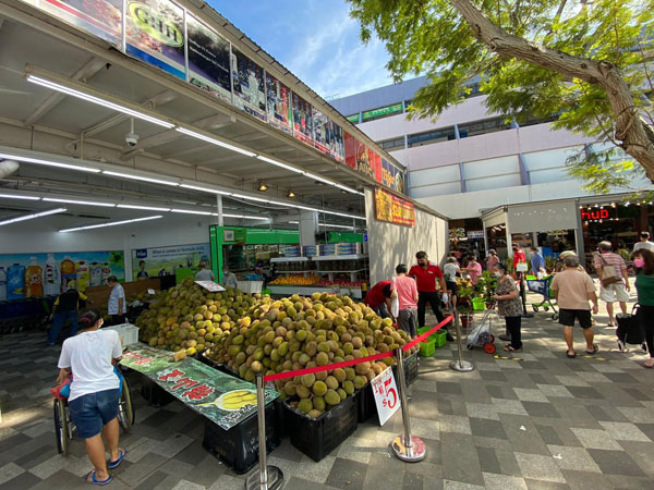 新加坡勿洛209的升菘榴梿档售卖各种品种的榴梿。（图取自昇菘超级市场）