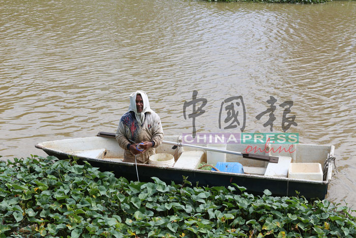 在玛琳河捕鱼有一年的渔民，坦言见过至少4只不同体积的鳄鱼，有的与他的船体积一样大。