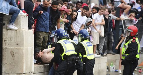 欧锦赛决赛场外爆冲突 45人遭逮 19警受伤