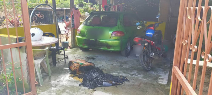 嫌犯把沾满汽油的布料抛进车库，造成两辆轿车被轻微烧毁，现场留下纵火痕迹。