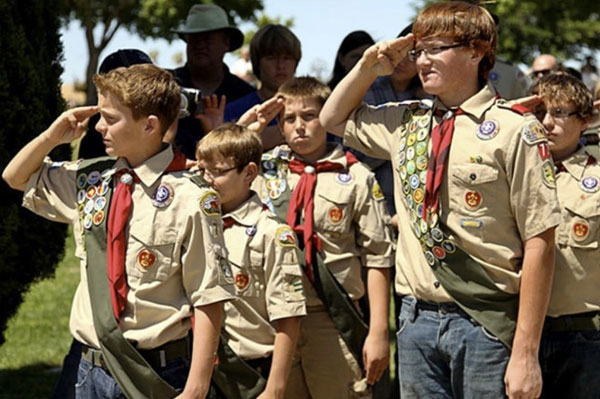 2012年5月28日，在约书亚树纪念公园举行的阵亡将士纪念日仪式上，来自Boy Scout Pack 77 的童子军向美国国旗致敬。