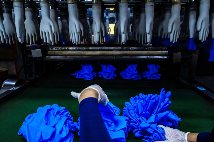 大马手套业者因在封锁措施期间产能中断，遭中国夺去不少来自欧美市场的手套订单。