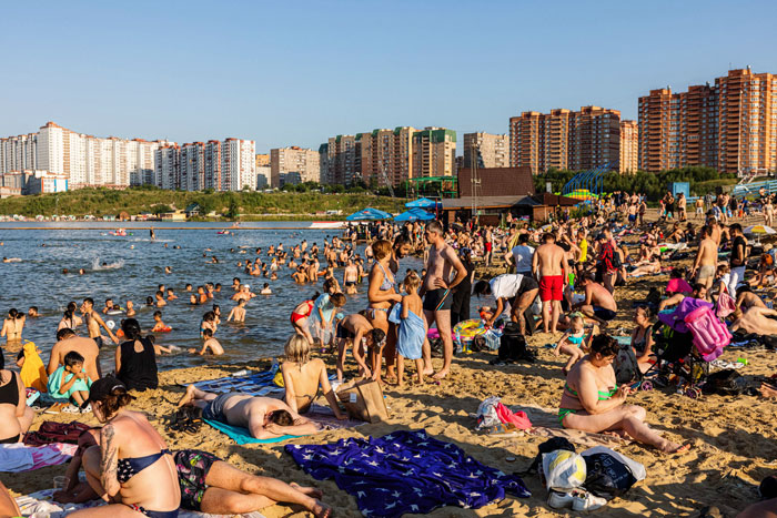 7月11日在俄罗斯莫斯科，民众在晒太阳。（法新社）