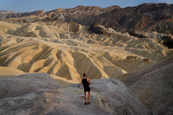 美国一名男子7月11日在加州死亡谷一处观望景观。当日气温高达摄氏53度。（美联社）
