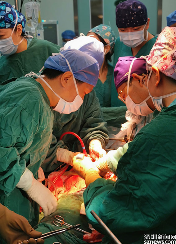 深圳市人民医院妇科联合14个科室，经过长达16个小时的手术才能将肿瘤切除。