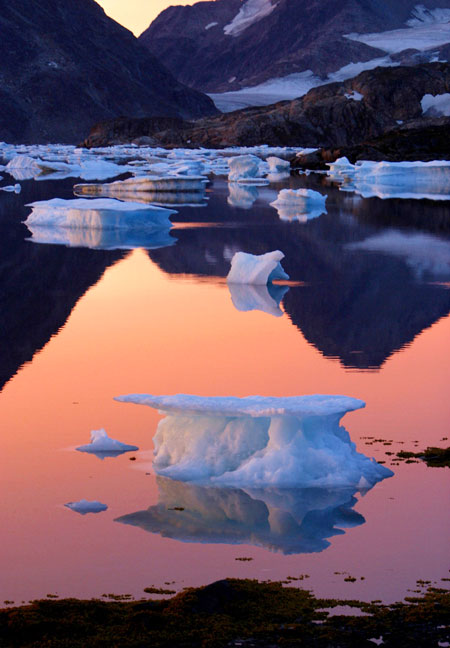 格陵兰岛库鲁苏克海湾中的一座冰山，摄于2005年8月。（美联社）