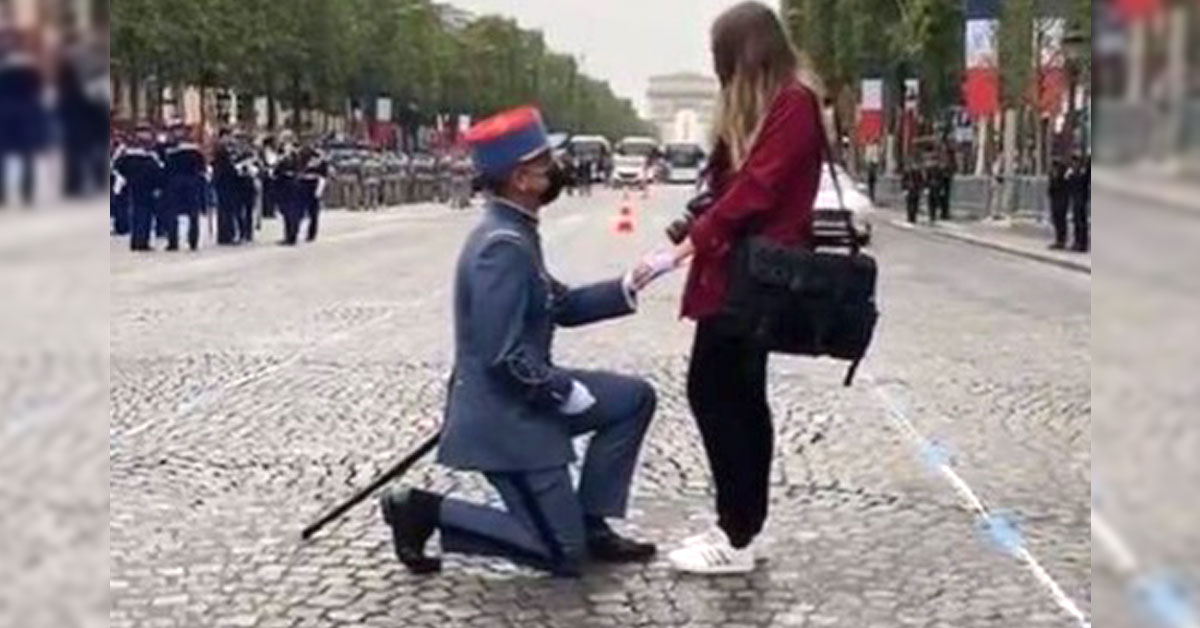 法国7月14日国庆日，在举国欢腾的氛围下，一名士兵在香榭大道单膝下跪向女友求婚。