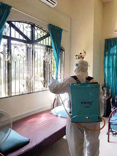 武吉甲巴央区消毒队在同日为同一所爆疫老人院前后进行6次大消毒。