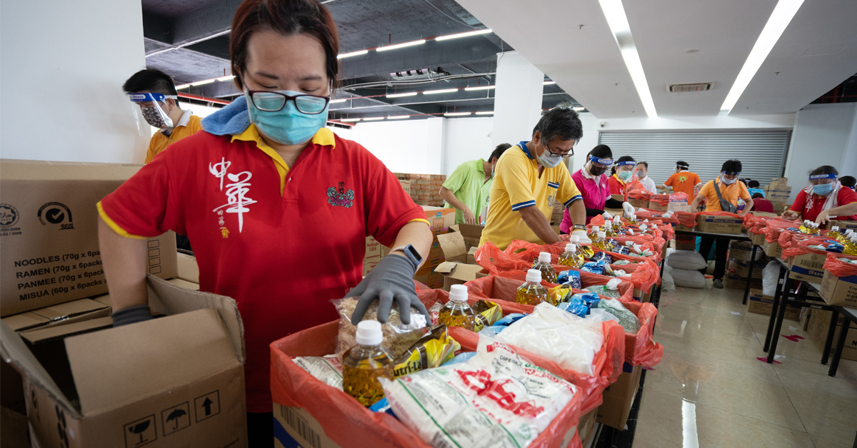 工作人员马不停蹄包装物资，希望第一时间能把物资送到受疫情影响群体手里。