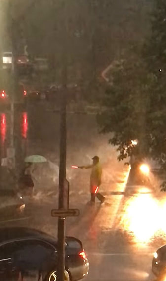 符史坤在大雨中指挥交通，附近居民录下视频放上网，让他受到不少关注。（取自面子书）
