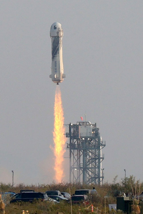 贝佐斯乘搭他的蓝色起源公司火箭系统新谢泼德号飞飞上太空。（美联社）