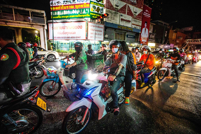 曼谷周一的夜晚街头。（法新社）