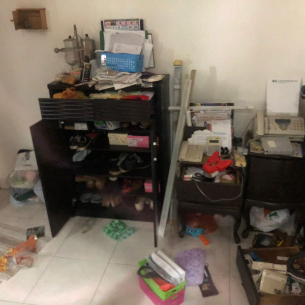 越堤族因为常年待在新加坡，无人的屋子遭窃贼破门而入，住家被翻得一片狼藉。