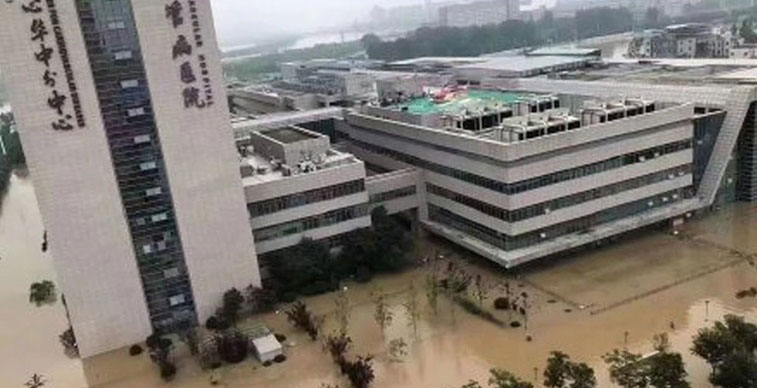 郑州阜外华中心血管病医院在暴雨后积水逾1公尺，断水断电。