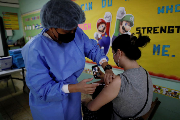 巴拿马一名妇女正在接种美国辉瑞疫苗。（欧新社）