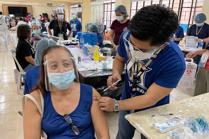 菲律宾民众正在接种阿斯利康疫苗。（美联社）