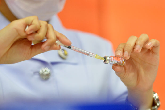 医护人员在泰国曼谷为民众接种中国科兴新冠疫苗。（新华社）