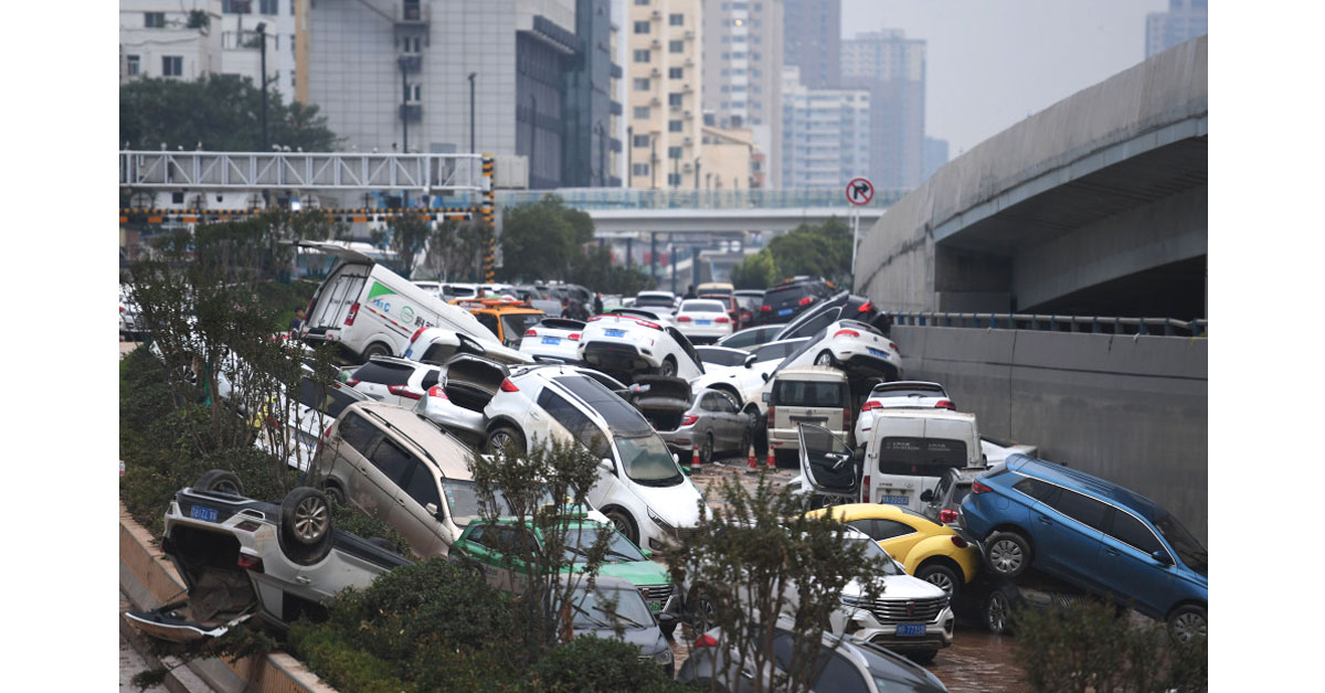 京广隧道救援清理仍在继续，隧道南出口可见车辆堆叠。（新华社）