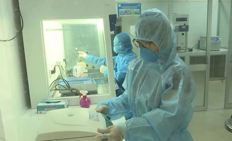 越南医护进行冠病检测。