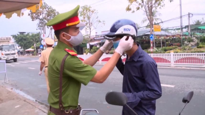 越南警察为民众戴口罩。