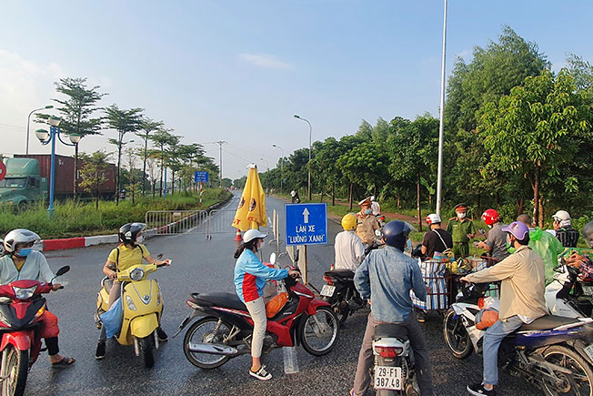越南的摩哆骑士周六准备前往河内，需经过一个安全检查站。
（美联社）