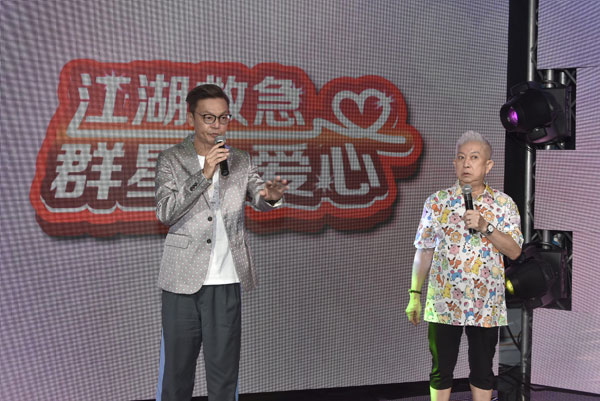 李国煌（左）和程旭辉表演脱口秀，一唱一和逗笑大家。
